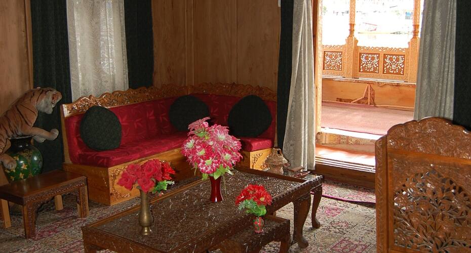 Cypress Queen Houseboat, Srinagar 4